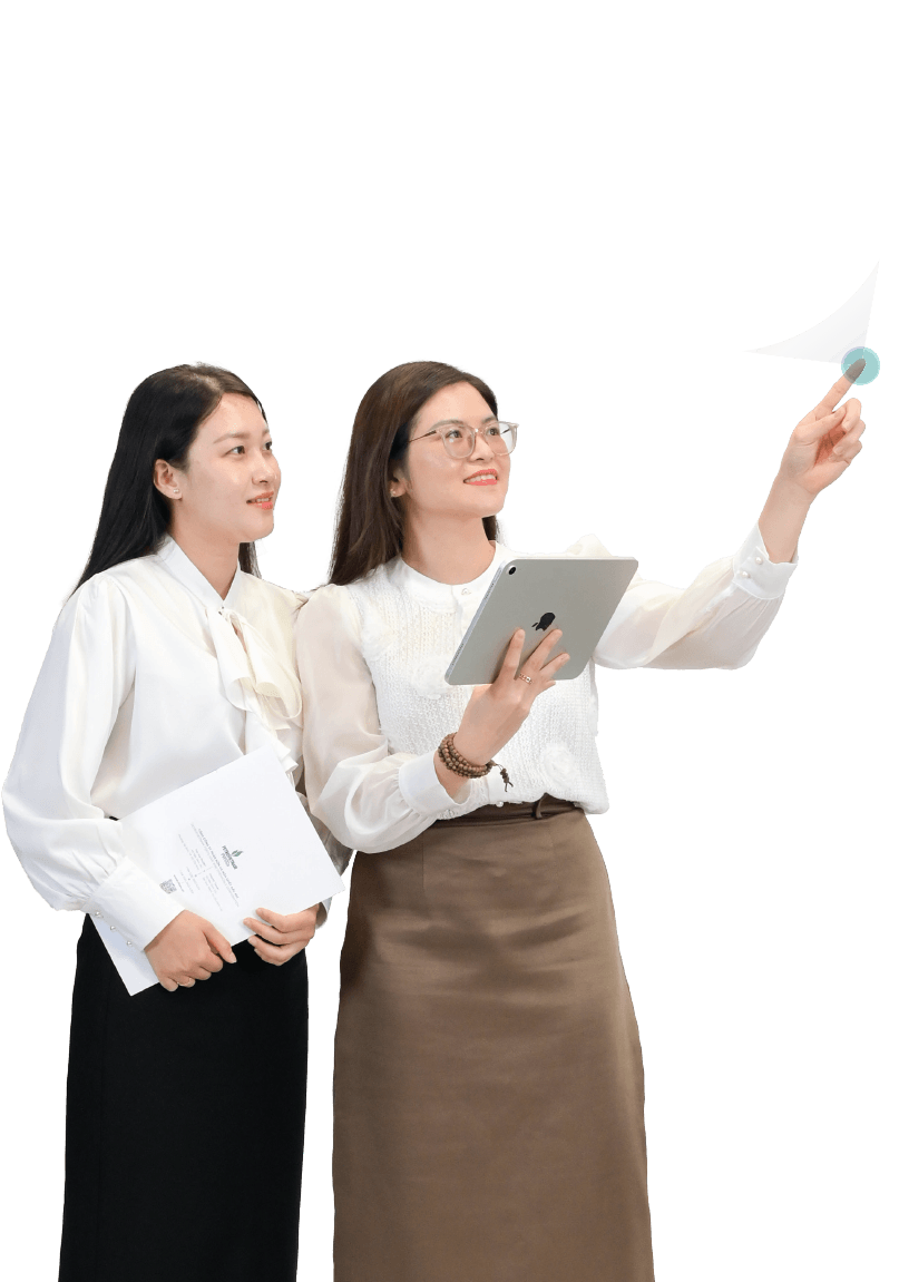 Hai nhân viên PVFCCo đang thảo luận và xem biểu đồ cơ cấu cổ đông