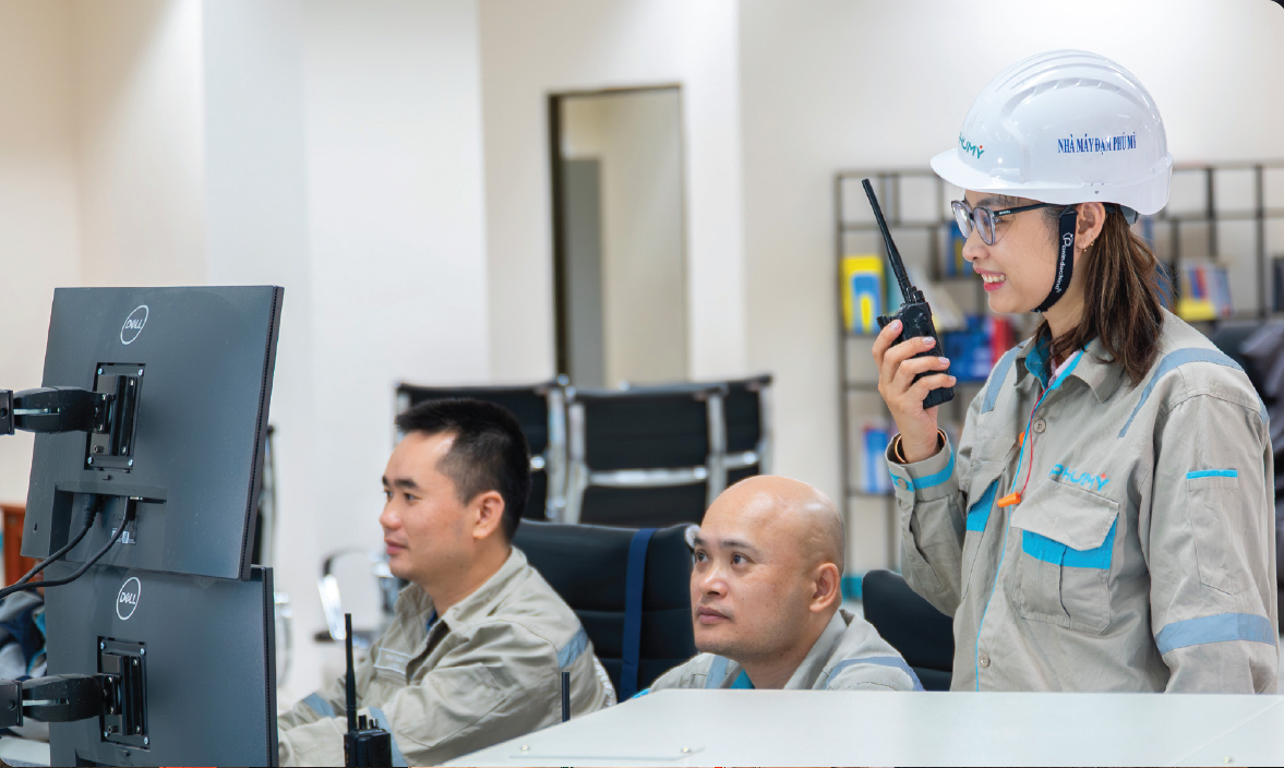 Công nhân nhà máy Đạm Phú Mỹ đang làm việc