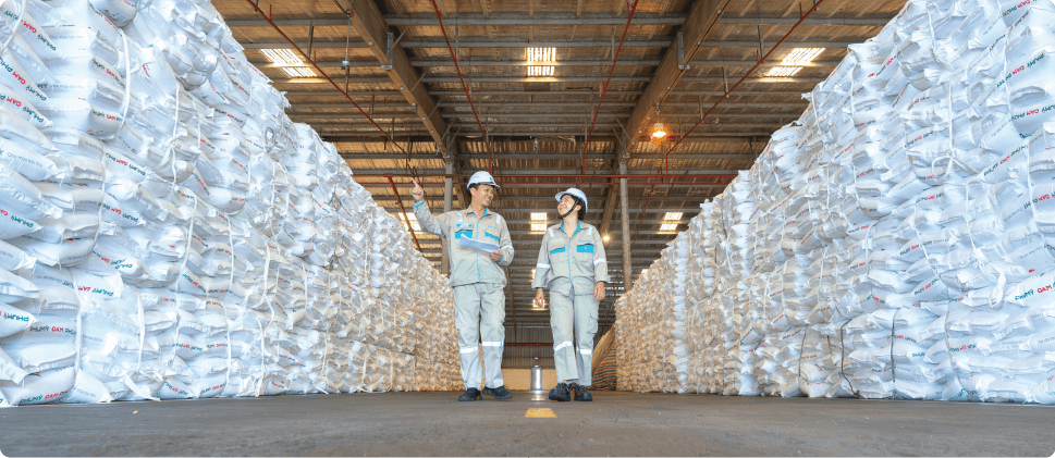 Nhân viên PVFCCo kiểm tra các bao sản phẩm tại kho hàng