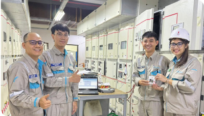 Cán bộ an toàn kiểm tra thiết bị tại nhà máy