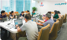 Cảnh làm việc chuyên nghiệp tại văn phòng PVFCCo