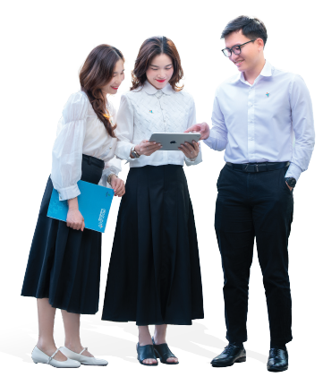 Nhân viên PVFCCo trao đổi công việc qua máy tính bảng