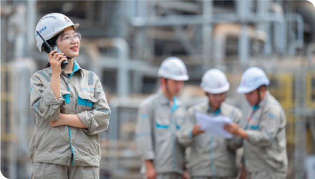 Nhân viên vận hành trao đổi công việc tại Nhà máy Đạm Phú Mỹ