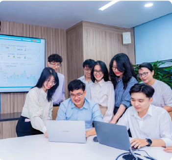 Đội ngũ kỹ thuật viên vận hành hệ thống tại phòng điều khiển trung tâm