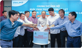 Cán bộ PVFCCo thăm đồng cùng nông dân địa phương