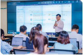 Giảng viên nội bộ đang đào tạo kỹ thuật
