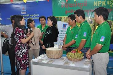 Farming techniques workshop and donation 25 tons of fertilizer to Cambodian poor farmers