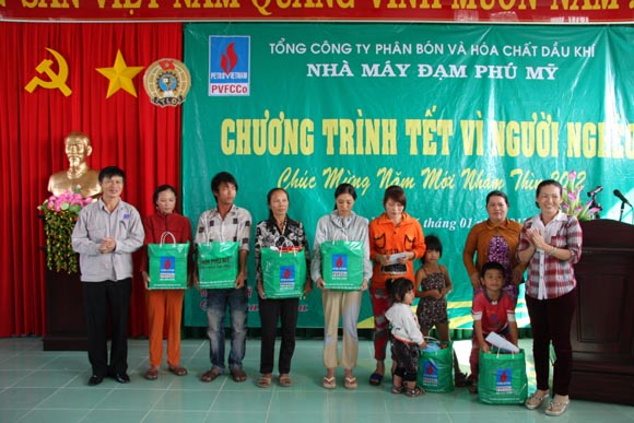 Trao quà “Tết vì người nghèo 2012” trên khắp cả nước