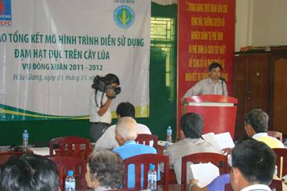 Ca Mau Urea received enthusiastic responses from Hau Giang farmers