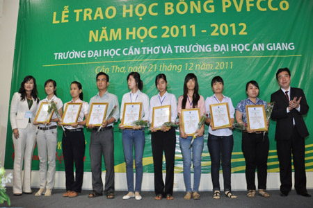 PVFCCo trao học bổng cho học sinh, sinh viên nghèo học giỏi