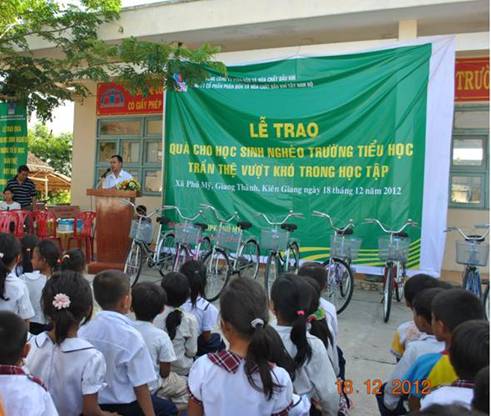 PVFCCo SW trao tặng xe đạp cho các em học sinh vượt khó học giỏi