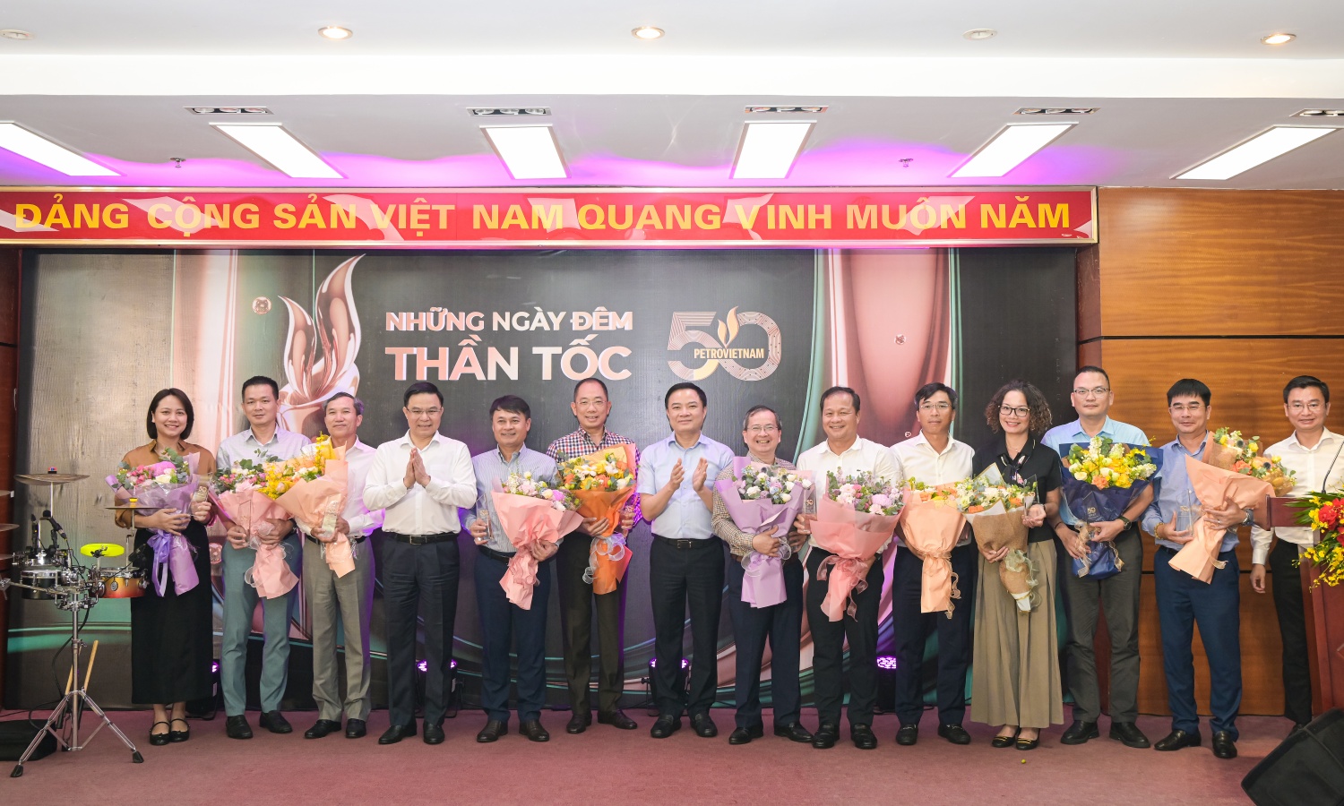 Tuyên dương các đơn vị tiêu biểu góp phần làm nên thành công chương trình kỷ niệm 50 năm thành lập Petrovietnam