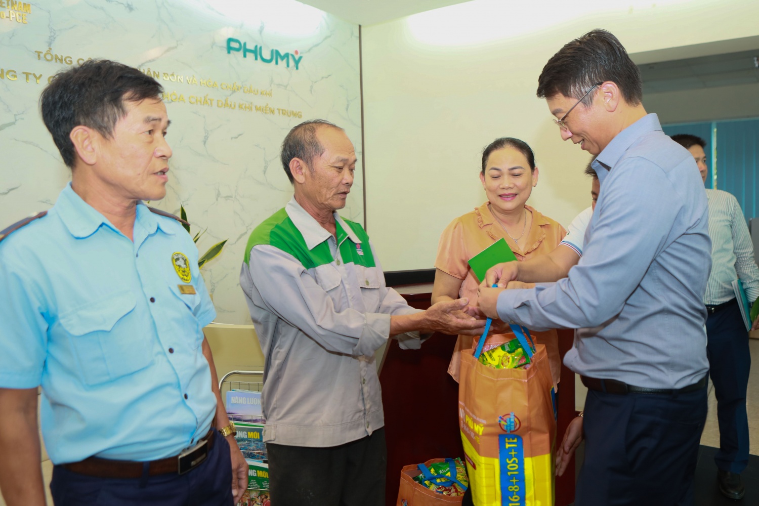 Nghĩa tình Petrovietnam: Sẻ chia khó khăn với NLĐ bị ảnh hưởng do bão số 13 tại Gia Lai