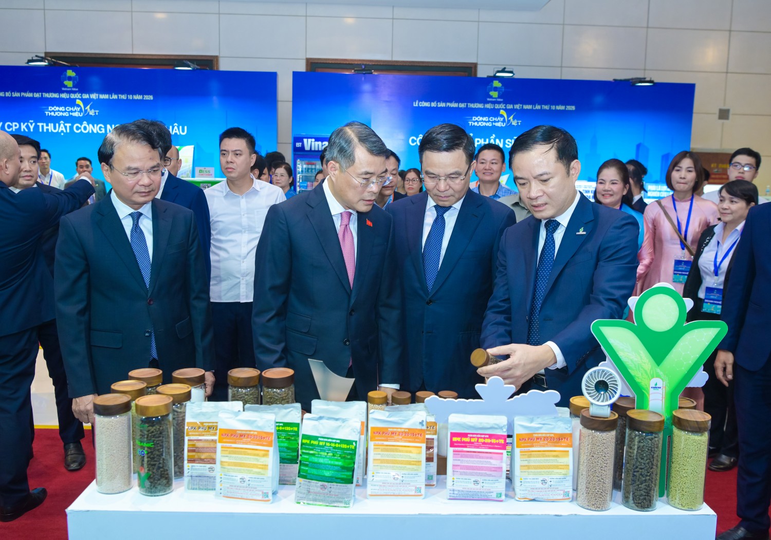 Thủ tướng Chính phủ tham quan gian trưng bày của PVFCCo - Phú Mỹ tại Lễ công bố Thương hiệu quốc gia 2026