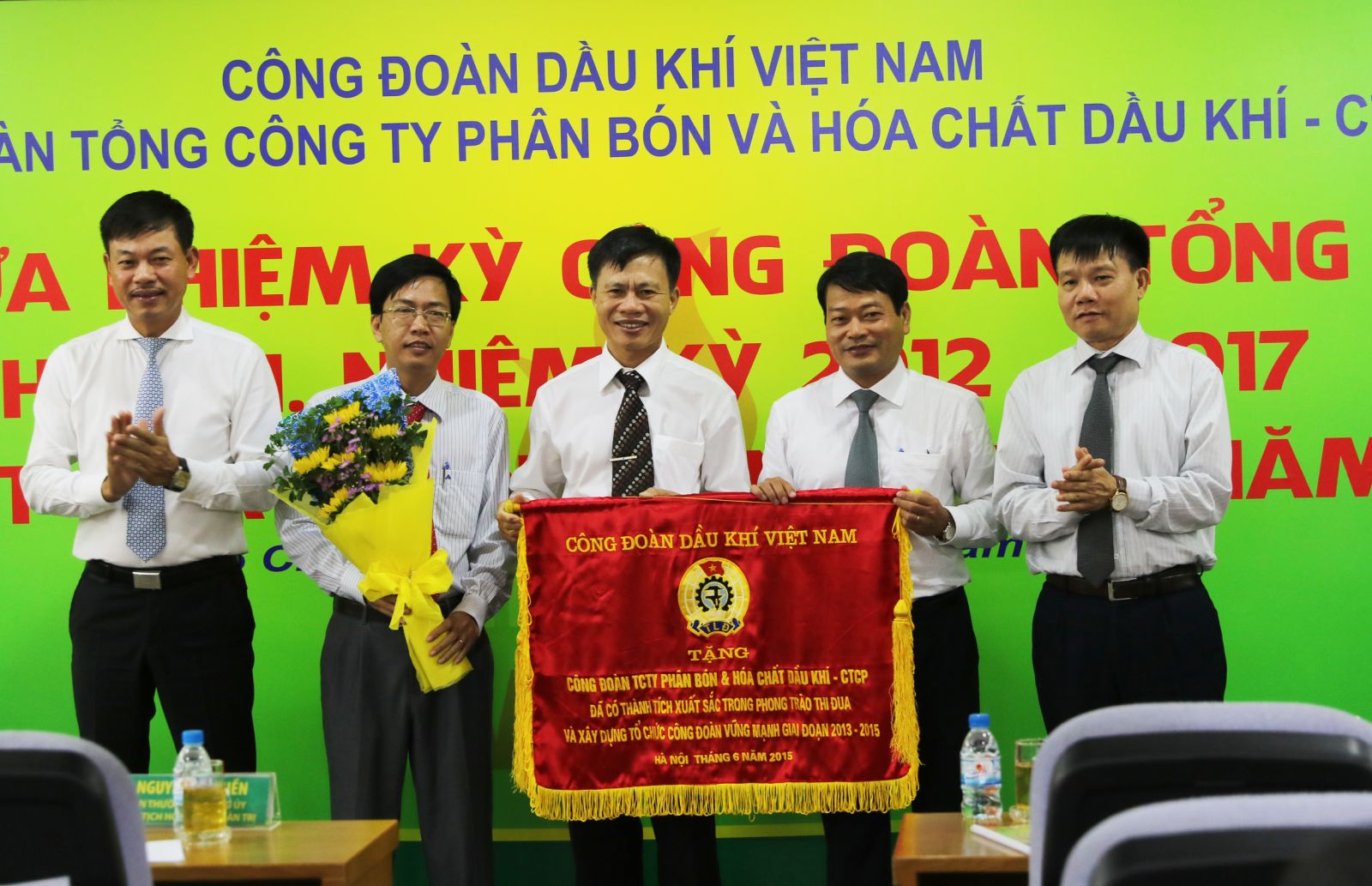 Nhận cờ thi đua của Công đoàn Dầu khí Việt Nam