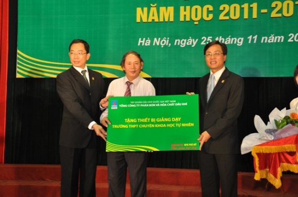 Trao học bổng PVFCCo cho học sinh, sinh viên trường ĐH Khoa học Tự nhiên Hà Nội