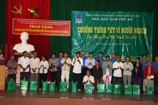 Nhà máy Đạm Phú Mỹ trao quà “Tết vì người nghèo” cho nạn nhân chất độc Da cam/Dioxin – huyện Tân Thành