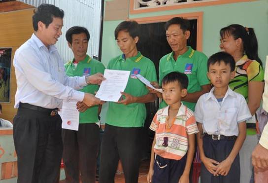 PVFCCo trao nhà “Đại đoàn kết” và tặng vở cho học sinh tại Kiên Giang