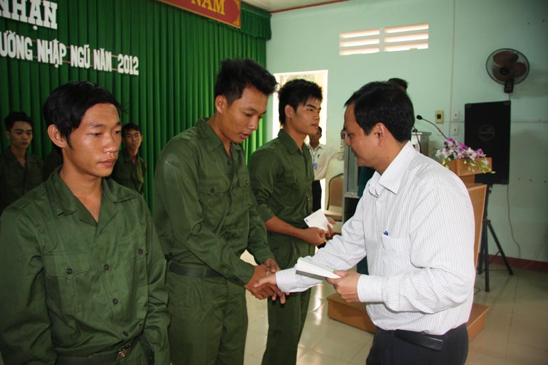 Nhà máy Đạm Phú Mỹ thăm, tặng quà con em huyện Tân Thành nhập ngũ năm 2012