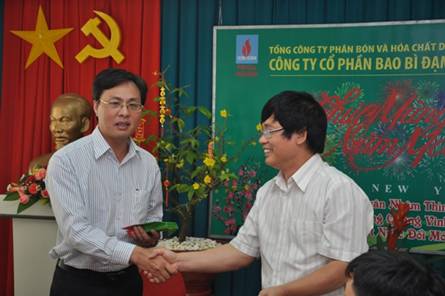 Chairman Bui Minh Tien wished a Happy New Year to the staff of Dam Phu My Packaging JSC
