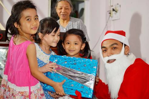 Chi đoàn PVFCCo SE tổ chức “Ông già Noel phát quà Giáng Sinh”