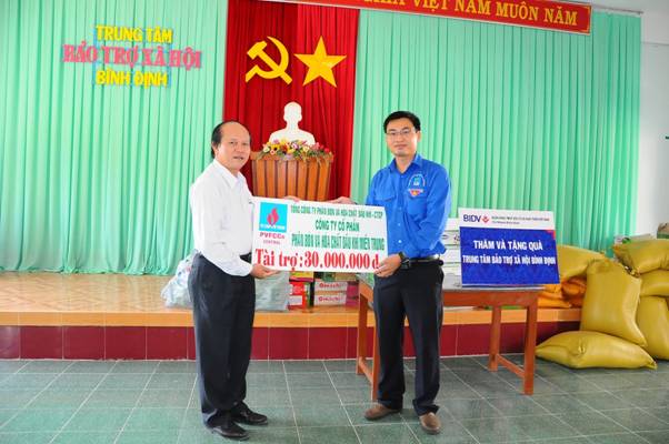 Chi đoàn PVFCCo Central thăm và tặng quà Trung tâm Bảo trợ xã hội Bình Định