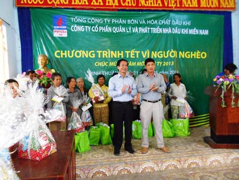 PVFCCo-sbd tặng quà tết cho các hộ nghèo tại hia tỉnh Ninh Thuận và Gia Lai