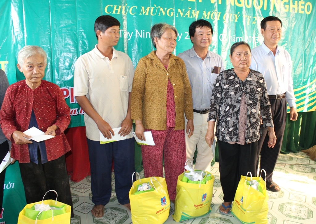 PVFCCo SE trao quà tết cho người nghèo ở Tây Ninh