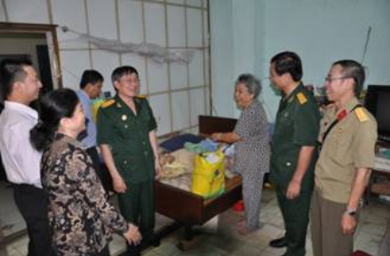 The War Veterans’ Association of PVFCCo gives Tet gifts to veterans living at Da Kao Ward, District 1