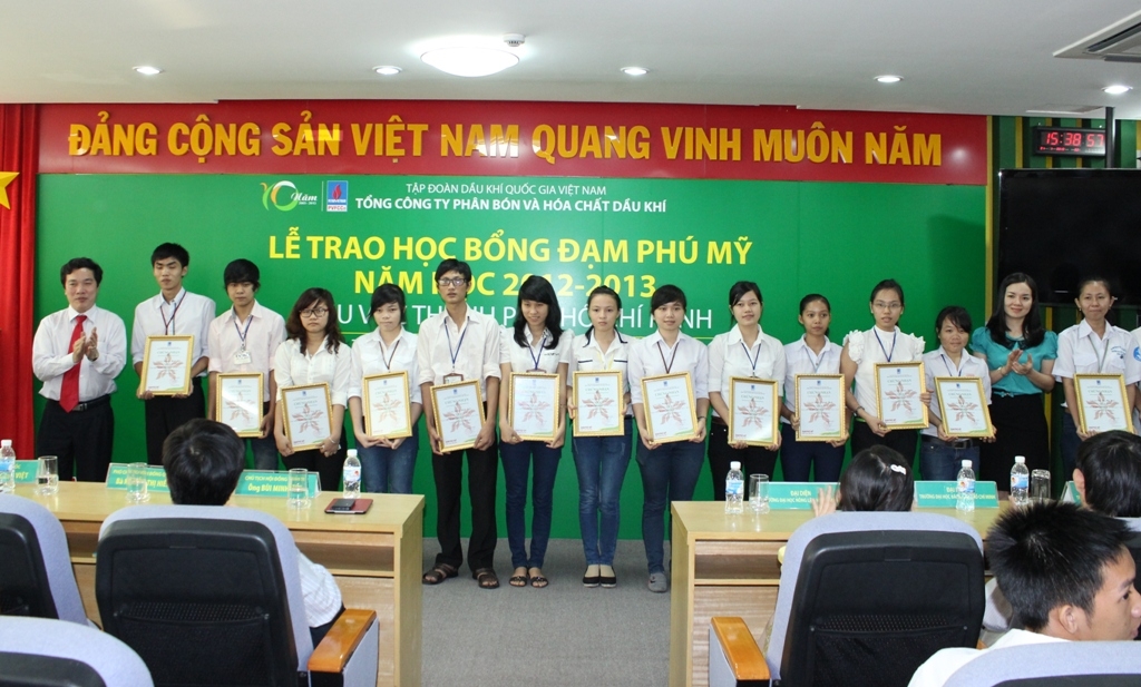 Trao học bổng Đạm Phú Mỹ cho các em sinh viên tại TP HCM