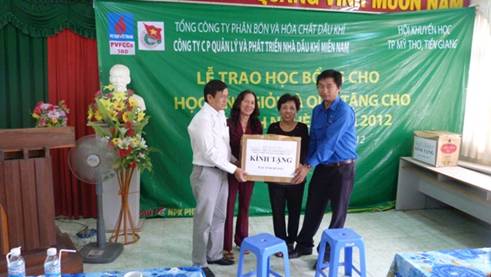 PVFCCo SBD grants scholarships to excellent students and gifts to poor ones in 2012