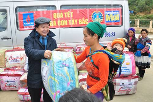 PVFCCo: Tặng quà tết cho người nghèo huyện Phong Thổ, Mường Tè