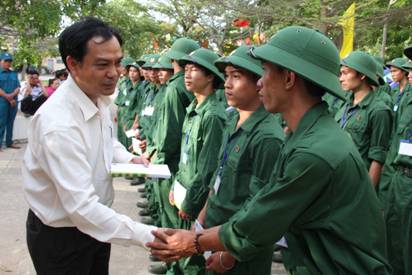 Nhà máy Đạm Phú Mỹ tặng quà cho 100 thanh niên huyện Tân Thành lên đường nhập ngũ năm 2013
