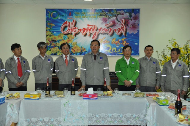 PVN’s leaders visit and gives New Year’s greetings at Phu My Fertilizer Plant