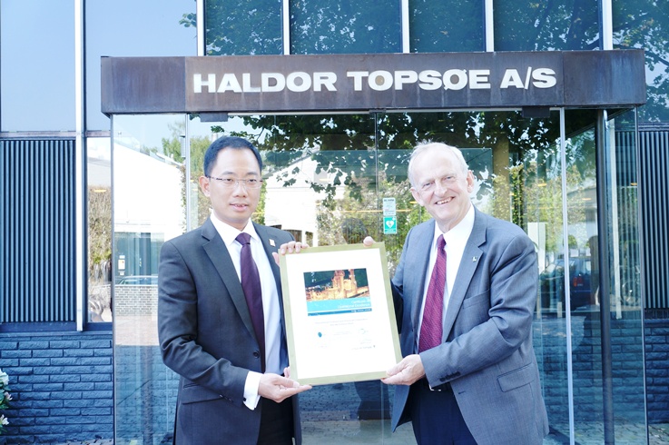 PVFCCo nhận giấy chứng nhận vận hành xuất sắc do Haldor Topsoe trao tặng