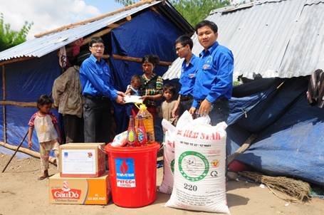 PVFCCo Central visits and offers gifts to especially poor families in Kong Chro District, Gia Lai Province