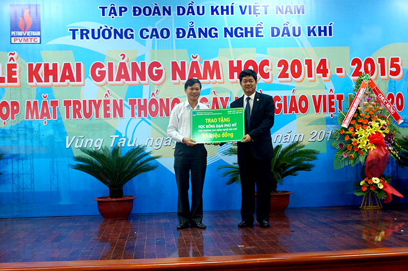 The scholarships worth VND 95 million awarded by PVFCCo to PetroVietnam Manpower Training College (PVMTC)