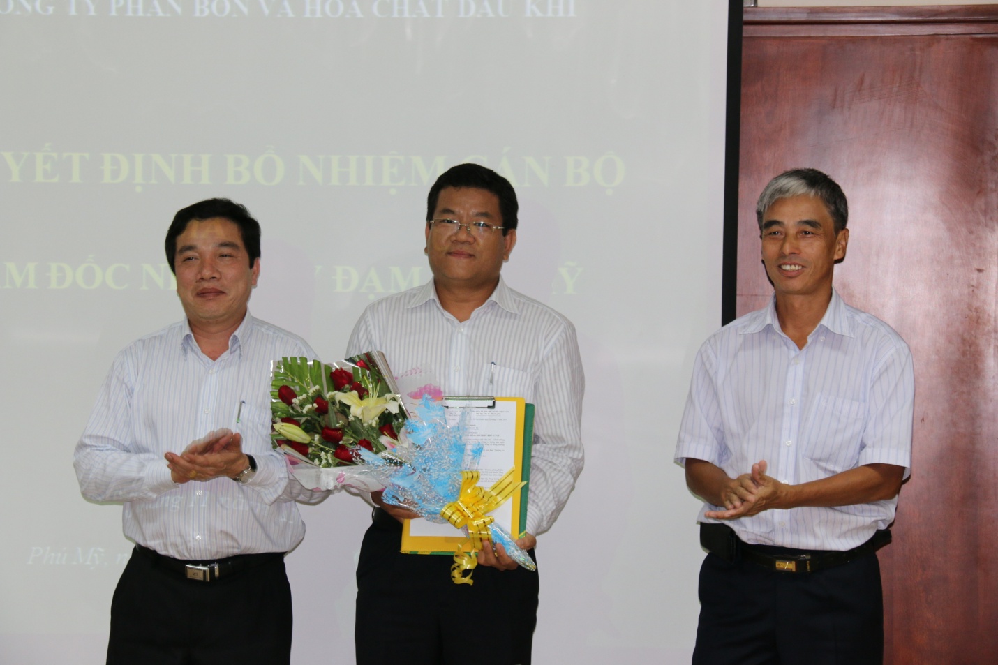 Awarding the Decision on Appointment of Phu My Fertilizer Plant’s Vice Director