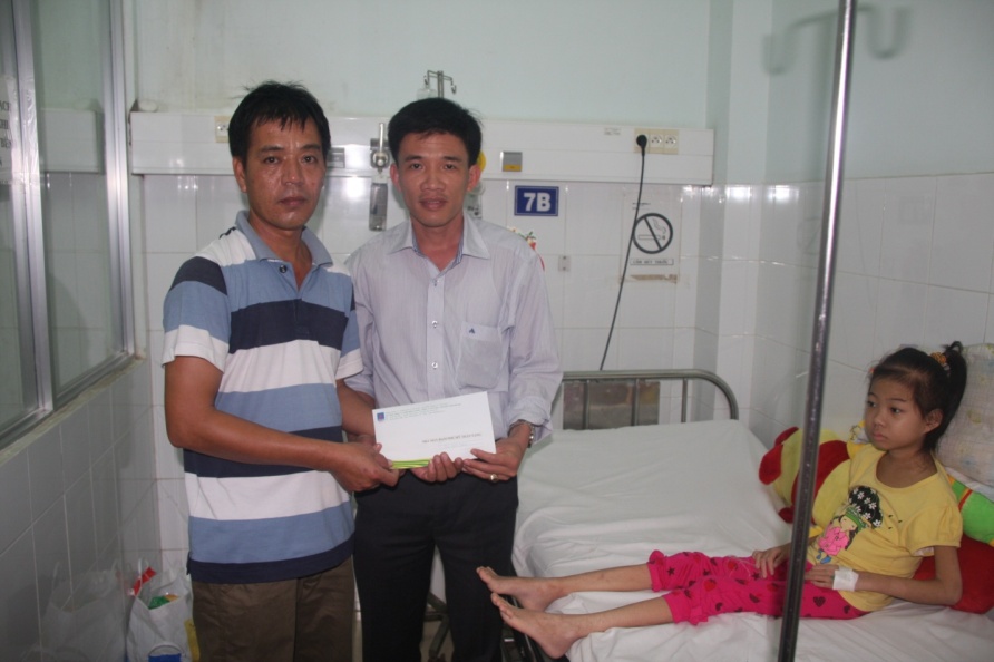 Đoàn cơ sở Nhà máy Đạm Phú Mỹ ủng hộ cháu Trần Thị Thúy Kiều mắc bệnh hiểm nghèo