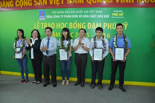 PVFCCo trao học bổng Đạm Phú Mỹ năm học 2015 – 2016 khu vực Đông Nam bộ