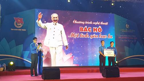 Đoàn thanh niên PVFCCo trao quà cho 50 hộ gia đình chính sách tại Bình Thuận