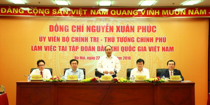 Prime Minister Nguyen Xuan Phuc works with Petrovietnam
