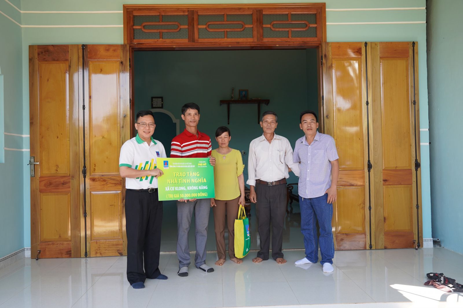 PVFCCo and its Distributor presented Great Unity houses in Dak Lak province