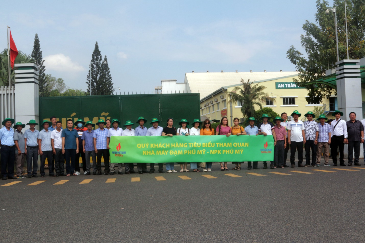 Đoàn Lãnh đạo các công ty, nông trường Cà Phê khu vực Gia Lai – Kon tum tham quan nhà máy Đạm- NPK Phú Mỹ